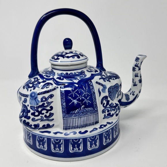 Vintage Elephant Chinoiserie Blue and White Teapot by Bombay - Picture 4 of 10